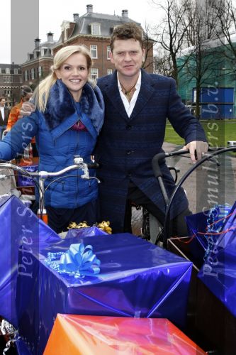Amsterdam 3 december 2009
Beau v Erven Dorens en een zwangere Tooske Ragas delen voor de staatsloterij met de bakfiets cadeautjes uit.
Peter Smulders bv