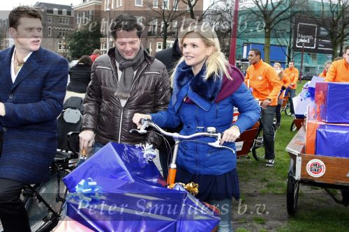 Amsterdam 3 december 2009
Beau v Erven Dorens en een zwangere Tooske Ragas delen voor de staatsloterij met de bakfiets cadeautjes uit.
Peter Smulders bv