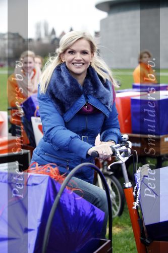 Amsterdam 3 december 2009
Beau v Erven Dorens en een zwangere Tooske Ragas delen voor de staatsloterij met de bakfiets cadeautjes uit.
Peter Smulders bv