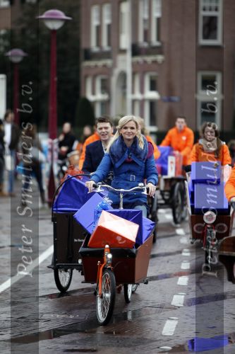 Amsterdam 3 december 2009
Beau v Erven Dorens en een zwangere Tooske Ragas delen voor de staatsloterij met de bakfiets cadeautjes uit.
Peter Smulders bv