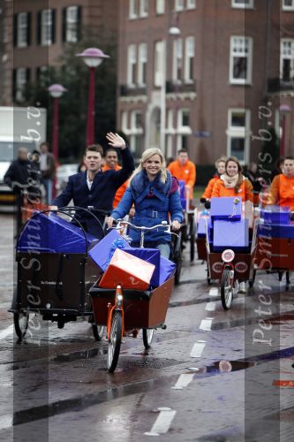 Amsterdam 3 december 2009
Beau v Erven Dorens en een zwangere Tooske Ragas delen voor de staatsloterij met de bakfiets cadeautjes uit.
Peter Smulders bv
