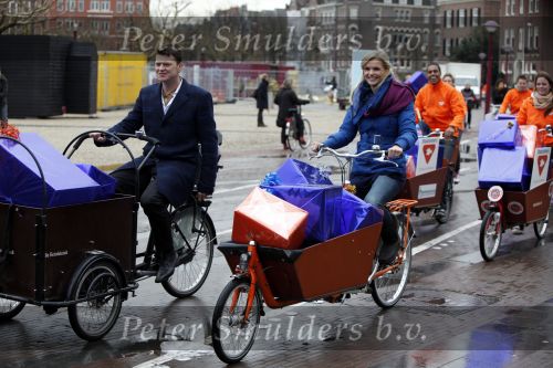 Amsterdam 3 december 2009
Beau v Erven Dorens en een zwangere Tooske Ragas delen voor de staatsloterij met de bakfiets cadeautjes uit.
Peter Smulders bv
