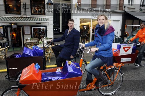 Amsterdam 3 december 2009
Beau v Erven Dorens en een zwangere Tooske Ragas delen voor de staatsloterij met de bakfiets cadeautjes uit.
Peter Smulders bv