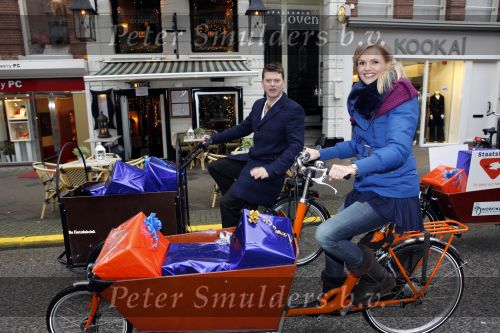 Amsterdam 3 december 2009
Beau v Erven Dorens en een zwangere Tooske Ragas delen voor de staatsloterij met de bakfiets cadeautjes uit.
Peter Smulders bv