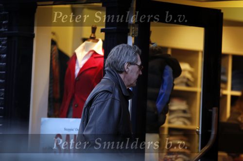 Amsterdam 28 november 2009
Ursul de Geer koopt kleding in de uitverkoop.
Peter Smulders bv