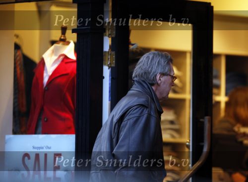 Amsterdam 28 november 2009
Ursul de Geer koopt kleding in de uitverkoop.
Peter Smulders bv