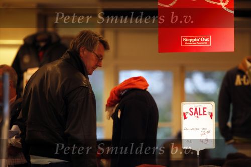 Amsterdam 28 november 2009
Ursul de Geer koopt kleding in de uitverkoop.
Peter Smulders bv