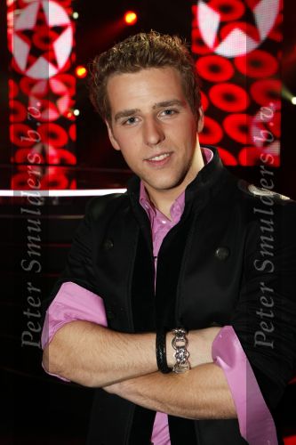 Hilversum 4 december 2009
Opnames live show popstars in studio 22. Wesley met zijn zwangere vriendin en met Buddha to Buddha armaband
Peter Smulders bv