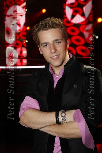 Hilversum 4 december 2009
Opnames live show popstars in studio 22. Wesley met zijn zwangere vriendin en met Buddha to Buddha armaband
Peter Smulders bv