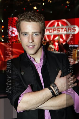Hilversum 4 december 2009
Opnames live show popstars in studio 22. Wesley met zijn zwangere vriendin en met Buddha to Buddha armaband
Peter Smulders bv