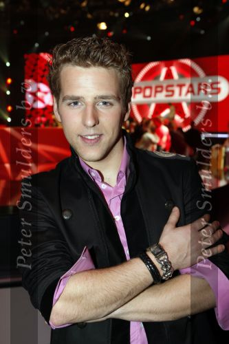 Hilversum 4 december 2009
Opnames live show popstars in studio 22. Wesley met zijn zwangere vriendin en met Buddha to Buddha armaband
Peter Smulders bv