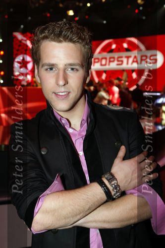Hilversum 4 december 2009
Opnames live show popstars in studio 22. Wesley met zijn zwangere vriendin en met Buddha to Buddha armaband
Peter Smulders bv