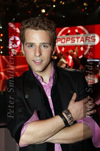 Hilversum 4 december 2009
Opnames live show popstars in studio 22. Wesley met zijn zwangere vriendin en met Buddha to Buddha armaband
Peter Smulders bv