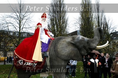 Amsterdam 16 november 2009
Presentatie Douwe egberts sinterklaas boeken. Wim Rijken als sinterklaas op een olifant
Peter Smulders bv