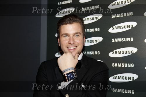 Amsterdam 10 december 2009
VIP avond van de miljonair fair in de RAI. Winston Gerschtanowitz met Samsung gsm horloge
Peter Smulders bv