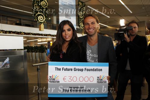 Schiphol 12 november 2009
John Ewbank overhandigt Yolanthe Cabau v Kasbergen cheque voor het goede doel op schiphol.
Peter Smulders bv