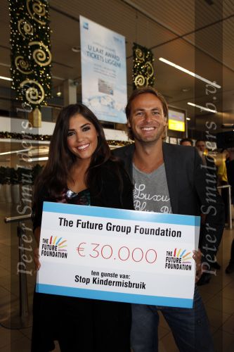 Schiphol 12 november 2009
John Ewbank overhandigt Yolanthe Cabau v Kasbergen cheque voor het goede doel op schiphol.
Peter Smulders bv