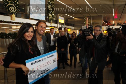 Schiphol 12 november 2009
John Ewbank overhandigt Yolanthe Cabau v Kasbergen cheque voor het goede doel op schiphol.
Peter Smulders bv