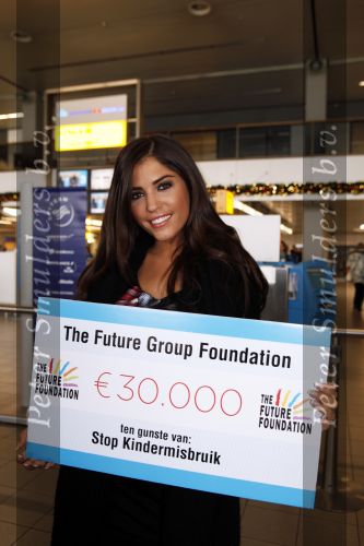 Schiphol 12 november 2009
John Ewbank overhandigt Yolanthe Cabau v Kasbergen cheque voor het goede doel op schiphol.
Peter Smulders bv