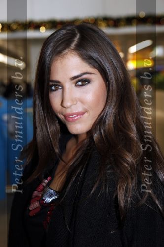 Schiphol 12 november 2009
John Ewbank overhandigt Yolanthe Cabau v Kasbergen cheque voor het goede doel op schiphol.
Peter Smulders bv