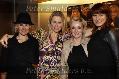 Amsterdam 29 november 2010
Premiere showbizzbaby in de meervaart. Peggy Vrijens Lone v Roosendaal en Anouk v Nes
Peter Smulders bv