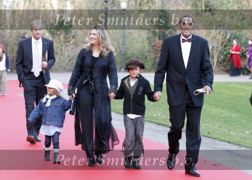 Kaatsheuvel 21 november 2010
Premiere Kruimeltje in het eftelingtheater. Arnold van der Leyde met vrouw en kinderen
Peter Smulders bv