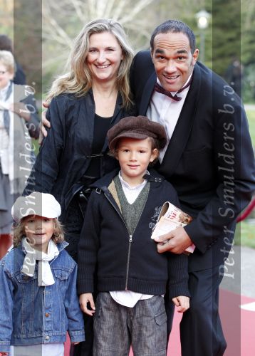 Kaatsheuvel 21 november 2010
Premiere Kruimeltje in het eftelingtheater. Arnold van der Leyde met vrouw en kinderen
Peter Smulders bv