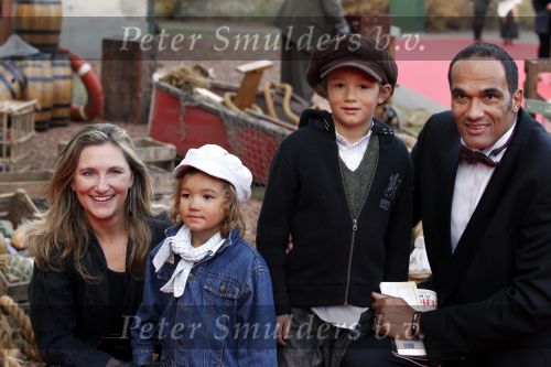 Kaatsheuvel 21 november 2010
Premiere Kruimeltje in het eftelingtheater. Arnold van der Leyde met vrouw en kinderen
Peter Smulders bv