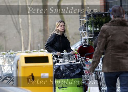 Maarssen Bilthoven 3 december 2010
Babette v Veen doet boodschappen.
Peter Smulders bv