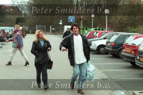 Tiel, 27 Maart 1998
Babette v Veen met haar nieuwe vriend Bas Westerweel, samen boodschappen aan het het doen bij de AH
Foto Peter smulders BV