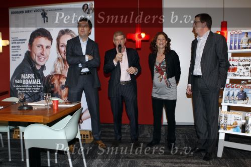 Hoofddorp 7 december 2010
Presentatie Helden en bekend maken van samenwerking met Sanoma uitgevers. Dick Molman ... Frits en Barbara Barend zwanger.
Peter Smulders bv
