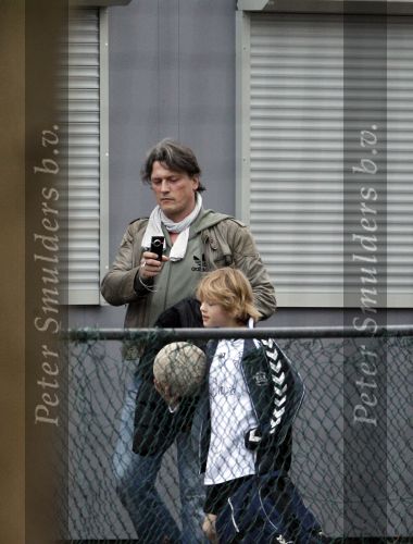 Maarssen 11 december 2010
Bas Westerweel gaat samen met zijn zoon Sebastiaan naar het voetballen.
Peter Smulders bv