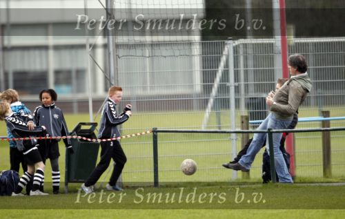 Maarssen 11 december 2010
Bas Westerweel gaat samen met zijn zoon Sebastiaan naar het voetballen.
Peter Smulders bv