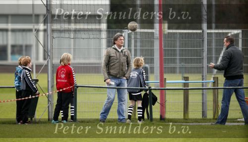 Maarssen 11 december 2010
Bas Westerweel gaat samen met zijn zoon Sebastiaan naar het voetballen.
Peter Smulders bv