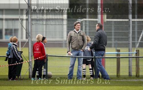 Maarssen 11 december 2010
Bas Westerweel gaat samen met zijn zoon Sebastiaan naar het voetballen.
Peter Smulders bv