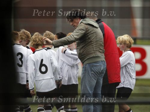 Maarssen 11 december 2010
Bas Westerweel gaat samen met zijn zoon Sebastiaan naar het voetballen.
Peter Smulders bv