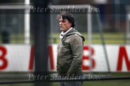 Maarssen 11 december 2010
Bas Westerweel gaat samen met zijn zoon Sebastiaan naar het voetballen.
Peter Smulders bv