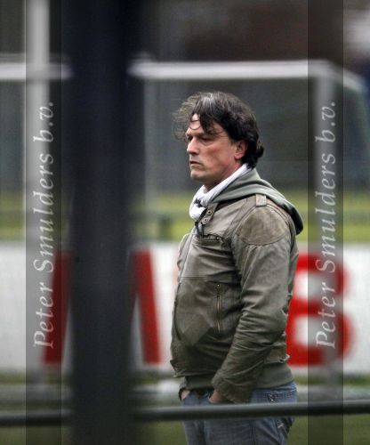 Maarssen 11 december 2010
Bas Westerweel gaat samen met zijn zoon Sebastiaan naar het voetballen.
Peter Smulders bv