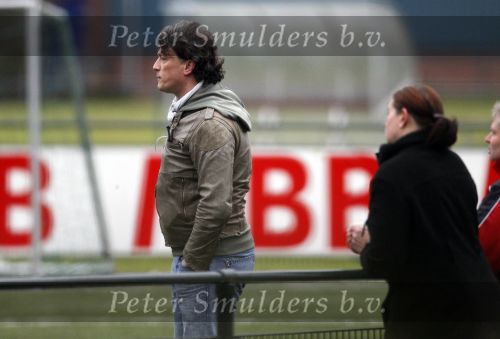 Maarssen 11 december 2010
Bas Westerweel gaat samen met zijn zoon Sebastiaan naar het voetballen.
Peter Smulders bv