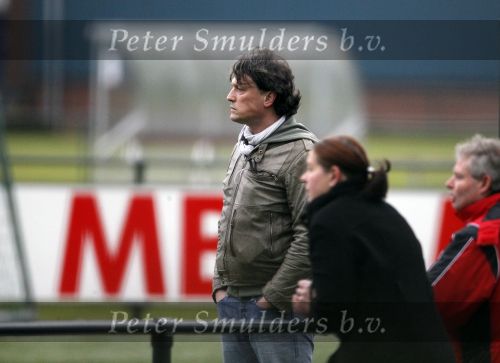 Maarssen 11 december 2010
Bas Westerweel gaat samen met zijn zoon Sebastiaan naar het voetballen.
Peter Smulders bv