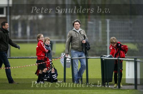 Maarssen 11 december 2010
Bas Westerweel gaat samen met zijn zoon Sebastiaan naar het voetballen.
Peter Smulders bv