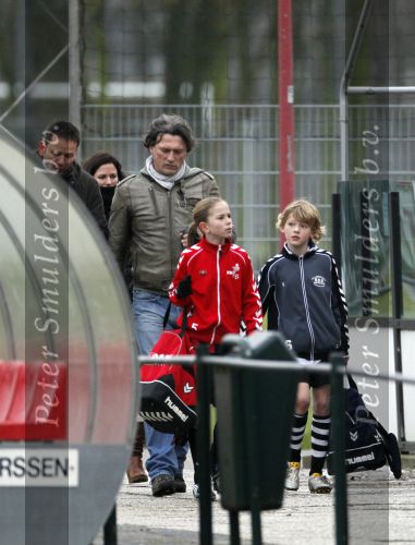 Maarssen 11 december 2010
Bas Westerweel gaat samen met zijn zoon Sebastiaan naar het voetballen.
Peter Smulders bv