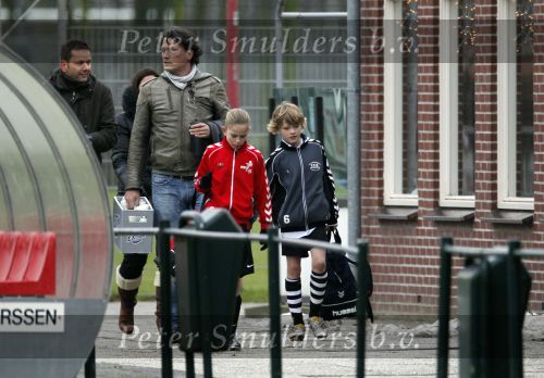 Maarssen 11 december 2010
Bas Westerweel gaat samen met zijn zoon Sebastiaan naar het voetballen.
Peter Smulders bv