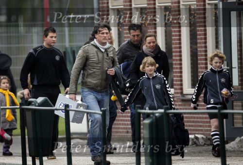 Maarssen 11 december 2010
Bas Westerweel gaat samen met zijn zoon Sebastiaan naar het voetballen.
Peter Smulders bv