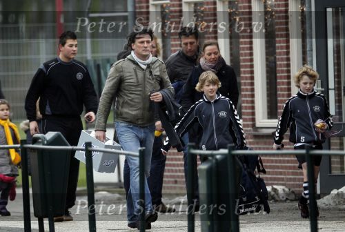Maarssen 11 december 2010
Bas Westerweel gaat samen met zijn zoon Sebastiaan naar het voetballen.
Peter Smulders bv