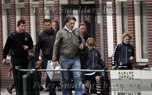 Maarssen 11 december 2010
Bas Westerweel gaat samen met zijn zoon Sebastiaan naar het voetballen.
Peter Smulders bv