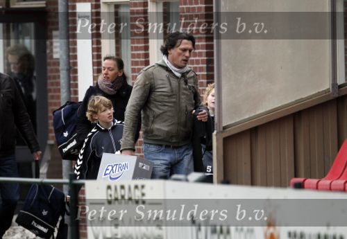 Maarssen 11 december 2010
Bas Westerweel gaat samen met zijn zoon Sebastiaan naar het voetballen.
Peter Smulders bv
