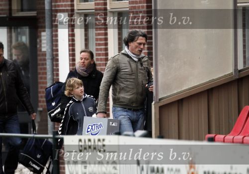 Maarssen 11 december 2010
Bas Westerweel gaat samen met zijn zoon Sebastiaan naar het voetballen.
Peter Smulders bv