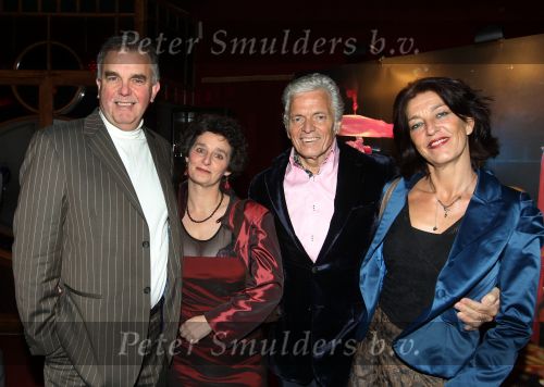 Amsterdam, 21 November 2010
Spiegeltent Palazzo. Hermand den blijker kookt met zijn staf voorBN-ers en genodigden.
Ben Cramer met zijn vrouw Carle en Hans Bohm met zijn vrouw
Foto Peter Smulders BV