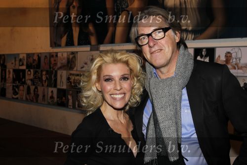 Amsterdam 10 november 2010
Presentatie boek van LINDA door Linda de Mol. Bram Moszkowicz en Eva Jinek nemen het eerste boek in ontvangst. Bert v d Veer met Judith Osborn
Peter Smulders bv
